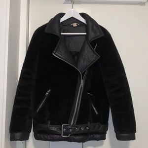 Jättefin jacka - Säljer nu min fina höst/vinterjacka för 300kr + frakt! Den är i storlek 34 men passar mig som vanligtvis har S. Den är i mjukt ”Teddy”-ish material med läderdetaljer som krage och bälte. Inga synliga fläckar och sparsamt använd. 