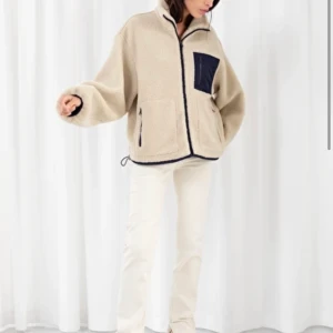 Slutsåld Teddy jacka från other stories  - Säljer min Teddy jacka från other stories som e slutsåld i butik, super fin och skön💗 har fler bilder om det önskas 