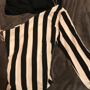 En axlad blus - En blus som är enaxlad , från bohoo, storlek 38