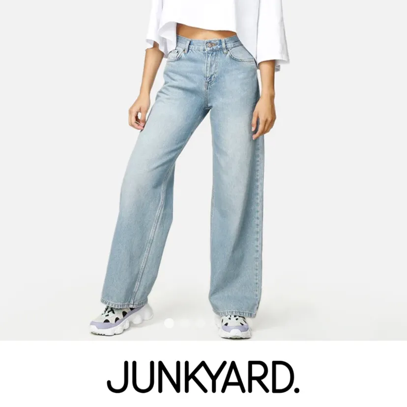 säljer dessa vida jeans ifrån Junkyard (det är midwaist) i storlek 25 i väldigt bra skick 🥰. Jeans & Byxor.