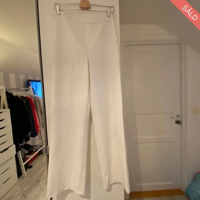 Säljer dessa vita raka kostymbyxor ifrån bikbok. Köpta ifrån tise. Passar perfekt i längden för dig som är runt 165. . Jeans & Byxor.