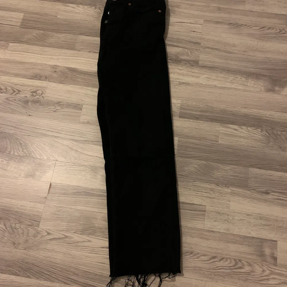 Svarta jeans från Zara. . Jeans & Byxor.