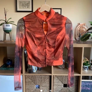 Långärmad mesh topp orange / svart  - Köpte den här otroligt coola mesh toppen men tyvärr är för liten På mig. Storlek small men passar absolut en XS. Köpt vintage så one of a kind.