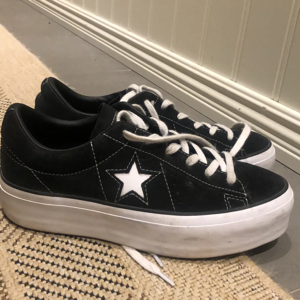 Höga converse ONE STAR, använda 2 gånger. Väldigt bra skick.. Skor.