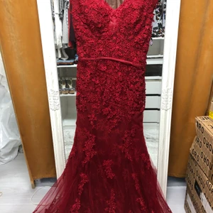 Super snygg röd klänning, St 36/38 - Denna snygga känning är insydd och kan sys ut igen! 