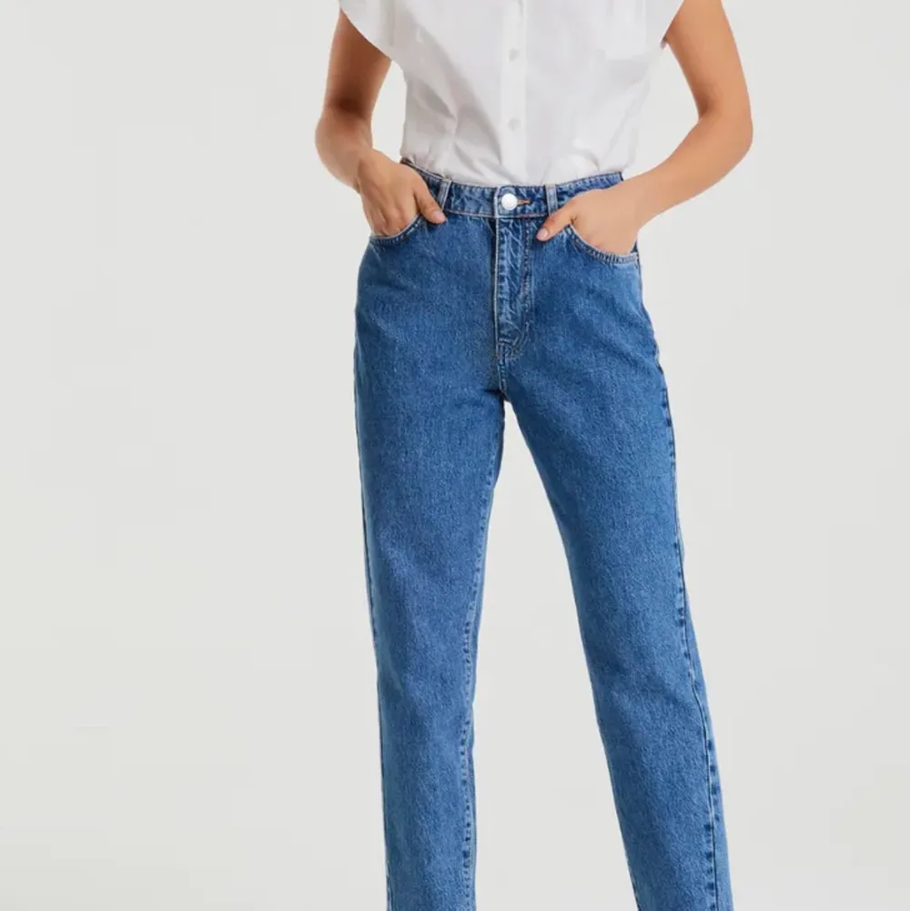 Säljer ett par mörkblåa mom jeans från Ginatricot. Använt dom två gånger men dom används inte längre tyvärr. Dom är i mycket fint skick.  Säljer för 140kr+ frakt skicka om ni vill ha egna bilder på dom.. Jeans & Byxor.