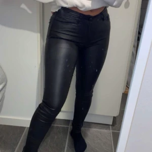 Skinnbyxor - Skinnbyxor från Vero Moda, storlek 34 köpta för 400 säljer för 100, köparen står för frakt💛