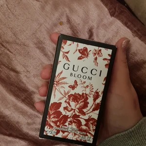Gucci parfym - Super blommig gucci bloom parfym oanvänd i 50 ml köpte på kick förra månaden men kände inte riktigt att de var min doft, ett dumt spontanköp nypris 989 kr 