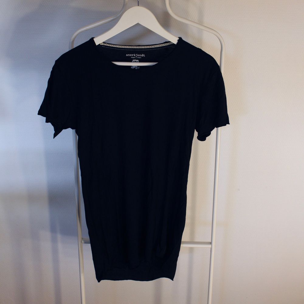 Go vintage T-shirt från Anerkjendt i Gött skick!
Storlek: S
Direkt pris: 45kr, Skriv buden till mig privat eller kommentera på bilden! Kan även mötas upp mellan Varberg & Göteborg Köpare står för frakten (Du bestämmer vilket paket så länge det uppfyller vikt och storleks kraven). T-shirts.