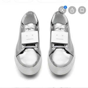 Acne skor - Säljer helt nya acne skor som är använda en gång. Storlek 38 men passar även 39. Dustbag och låda medkommer. Köptes för 2499 kr❤️ Kom med egna men rimliga priser