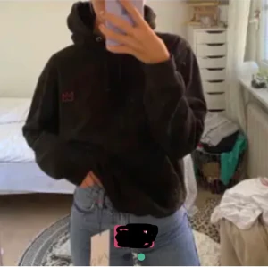 Hov 1 Hoodie - Säljer på grund av att jag inte använder den. Köpt här på Plick! INTE MINA BILDER! Du betalar för frakten. Budgivning eller köp direkt för 220kr
