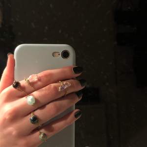 ⚠️Intressekoll⚠️ handgjorda ringar med pärlor eller kristaller😛 (ursäkta för den äckliga spegeln)