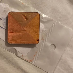 Säljer denna ögonskugga  - Säljer denna ögonskugga. Den är lite sönder men man kan fortfarande använda den. Undrar man över något så är det bara att kontakta mig.