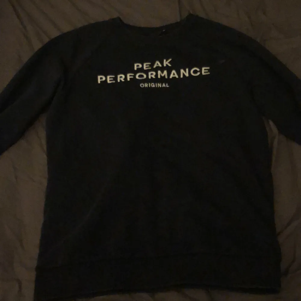 En mörkblå peak performance tröja utan luva, ny skick. Köpt på kidsbrandstore. Tröjor & Koftor.