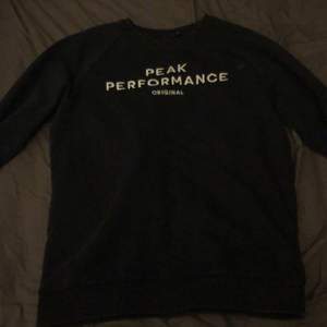 En mörkblå peak performance tröja utan luva, ny skick. Köpt på kidsbrandstore