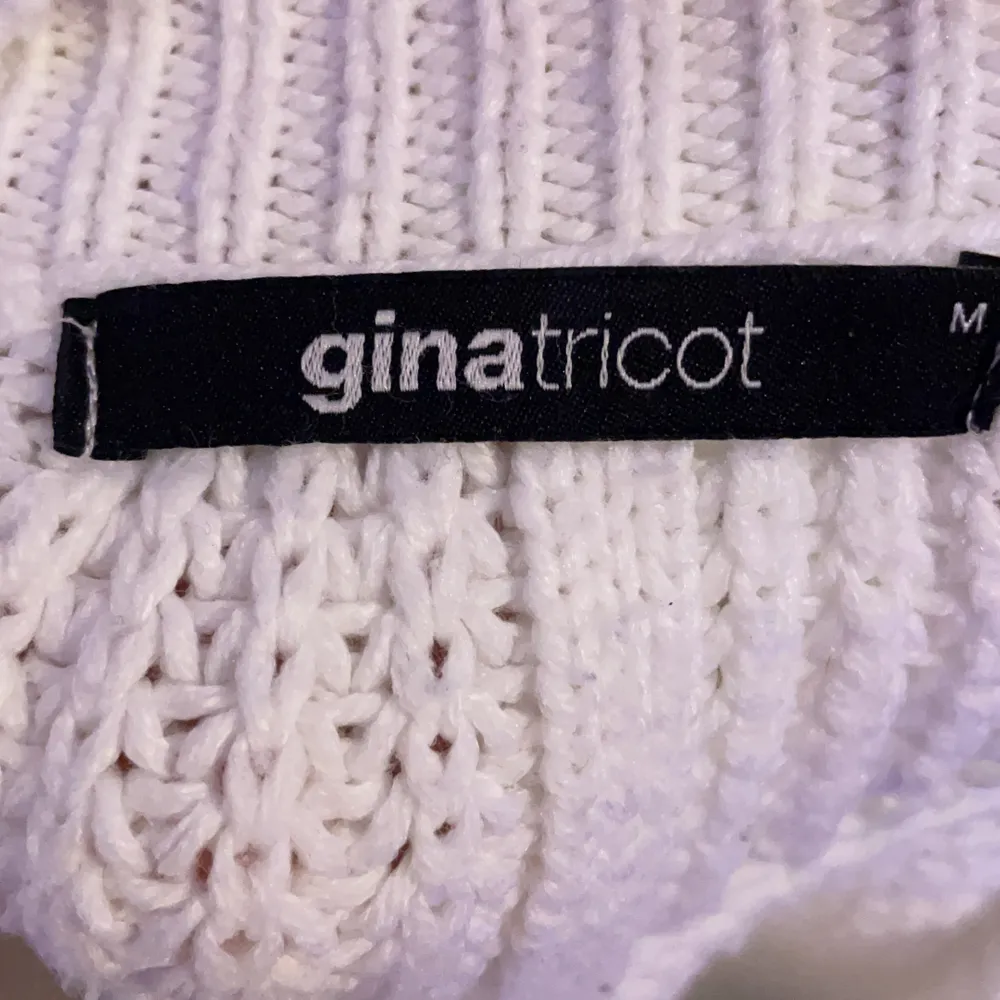Vit stickad tröja från Gina tricot gillar inte stickat så mycket men den är för fin för att slänga så ska försöka få den såld.. Stickat.