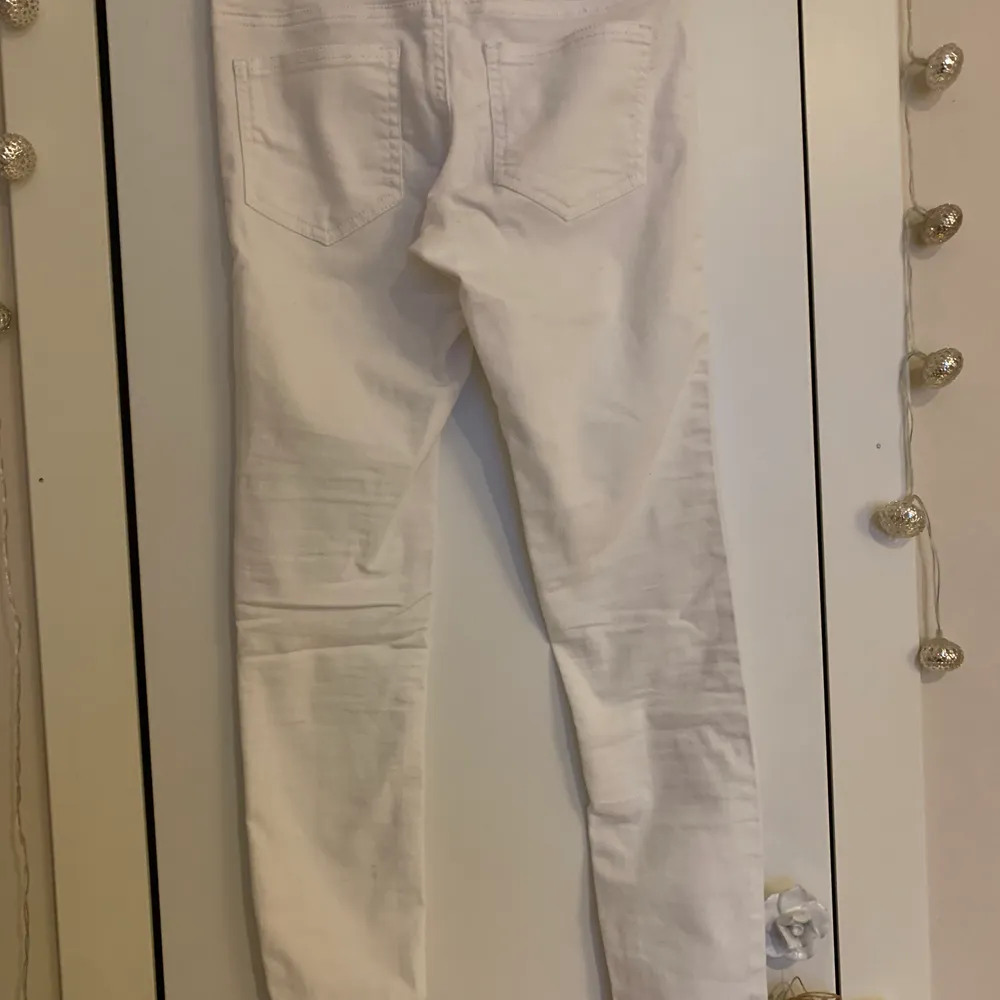 Ett par tighta vita jeans från Bik Bok som jag har växt ut för länge sedan . Jeans & Byxor.