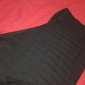 En armad tröja stl. Xs - En ribad en armad tröja. Strl. Xs, kort i magen, svart