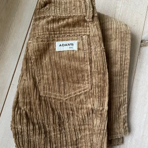 Bruna manchesterbyxor  - Supertrendiga bruna manchesterbyxor som jag köpte här på Plick men som tyvärr inte passade🤎 midjemåttet är 64cm och benlängden, från skrevet är 84cm😊🌸