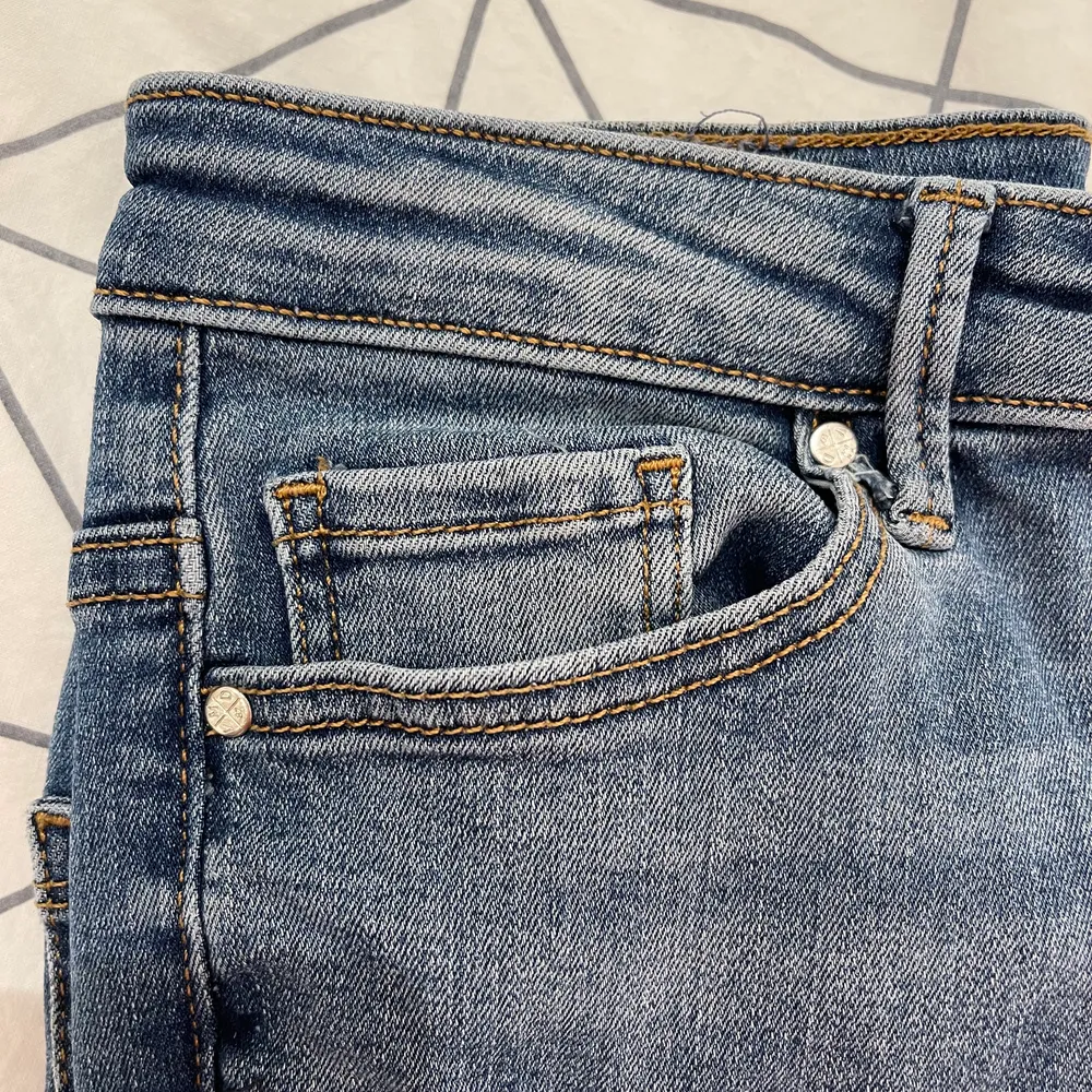 Högmidjade skinny jeans. Knappt använt, mycket fint skikt och mycket fräscha. I storlek XS, köpta på Zalando. . Jeans & Byxor.