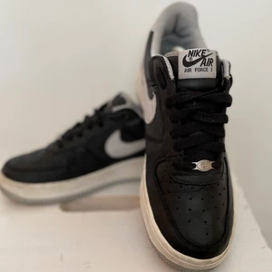 Nike airforce  - Säljer nu ett par svart vita airforce. Använd fåtal gånger och storleken är 39 dam