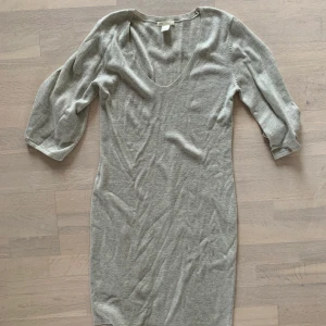 Stickad klänning strl S - Grå fr HM