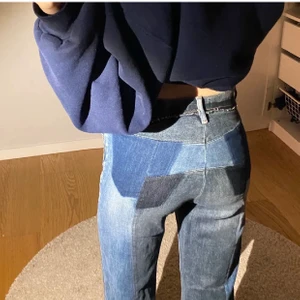 Patchwork jeans - (Obs lånade bilder) Säljer dessa patchwork jeans ifrån crocker som jag köpt från plick men som tyvärr inte passade. Nypris 800kr. Hör av dig för fler bilder eller frågor💖 Priset kan diskuteras vid snabb affär☺️