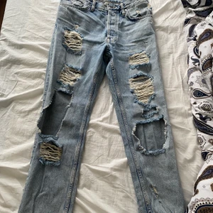 Jeans  - Ihåliga jeans väldigt fina till sommaren, använt enstaka gång (frakt ingår i priset) 