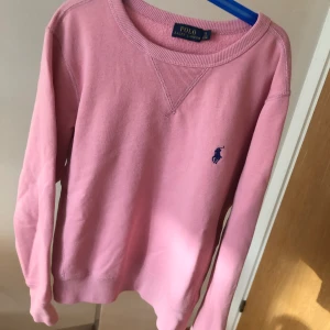 Polo Ralph Lauren Collegetröja  - En ljusrosa collegetröja från Ralph Lauren. Bra skick och inga slitningar. Storlek S. 💕Köparen står för frakt och möter tyvärr inte upp i Corona. 