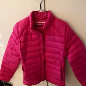 Everest dunjacka dam - Ceriserosa Everest dunjacka, stl 38, dammodell, nyskick