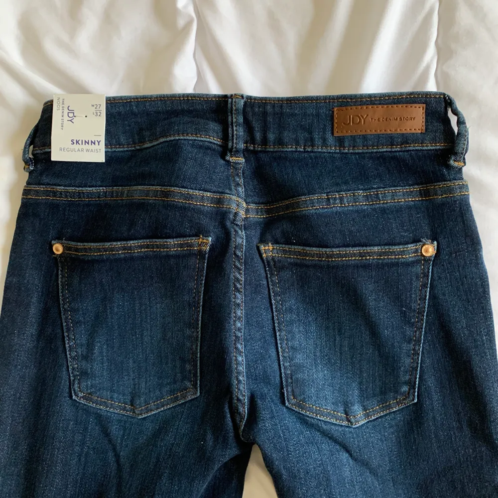 Blåa jeans från JDY, skinny modell. Små bakfickor och aldrig använda. Storlek; midja 27, längd 32. . Jeans & Byxor.