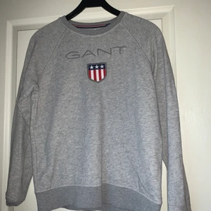 Gant tröja  - En fin gant collage tröja! Inte använd så mycket så den är i fint skick. Den är i storlek 170 men den är stor i storleken. Passar mig som vanligtvis har S/M! 