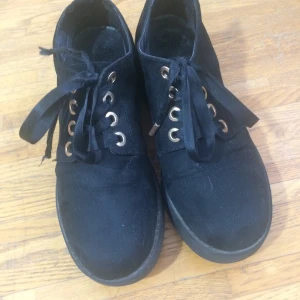 Skor - Begagnade svarta sammetskor, storlek 39  .