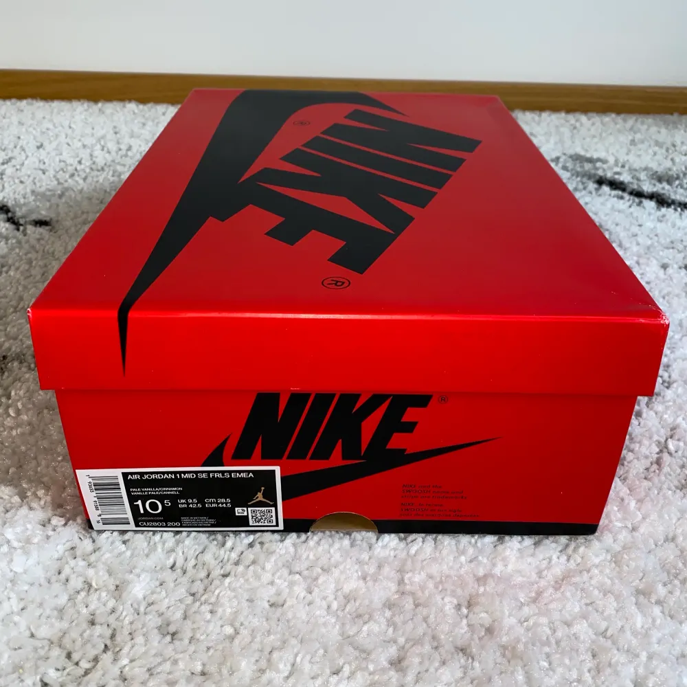 Jordan 1 Mid SE Fearless Maison Chateau Rouge. Fresh out the box, oanvända! Kvitto medföljer! Storlek US 10,5/ EU 44,5. DM för mer information eller annat. Högsta bud: 4300kr. Skor.