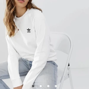 Adidas sweatshirt - Buda i kommentarerna, Köpt för 489kr!! Tröjan äe s/m, men funkar även t xs