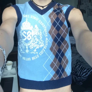 Baby tee - Söt baby väst eller tee eller sån stickad grej iaf, fett gullig och skön från kappahl storlek 146 jag e 190 men väldigt liten vill typ inte sälja för känner mig fin i den men har knappt använt den så lägg nåt bud så ser vi vad jag känner