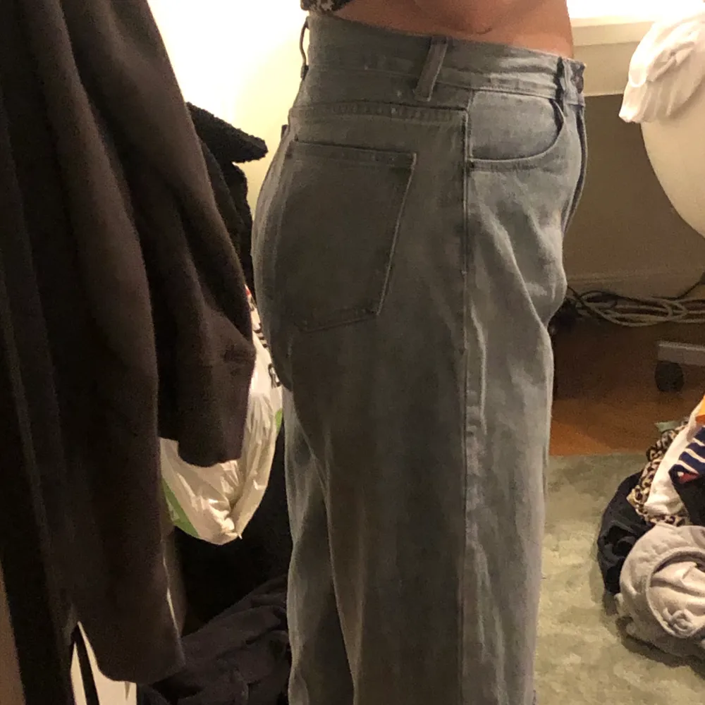 Trendiga slitna Boohoo jeans! Vida ben, lite oversized, långa i benen (jag är 179!!!!!) och väldigt snygga. Använda max 3 gånger, lite mindre i storlek, jag har 42 i byxor men dessa sitter som en 40. Frakt (69kr) eller mötas i Malmö/Lund går bra.. Jeans & Byxor.