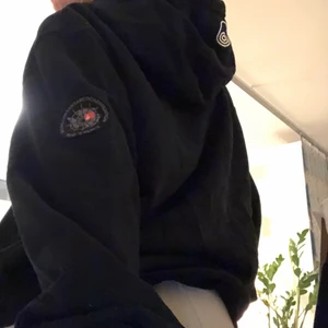 Sail racing hoodie  - Säljer en superfin sail racing hoodie med snygga detaljer eftersom den inte längre kommer till användning. Sitter med en skön oversized fit på mig som annars har storlek S, men passar såklart för större storlekar beroende på vilken passform man vill ha 🤎 Köparen står för frakten!! 🚚