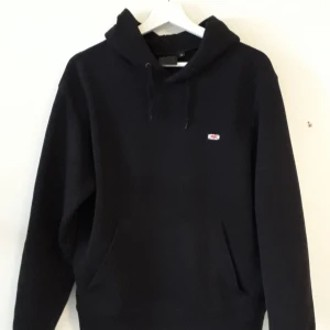 hov1 - säljer min hov1 hoddie från 2018 eftersom att jag inte använder dek längre. Inte mina bilder men det är samma hoddie på bilderna. Skriv privat för fler bilder