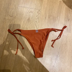 Bikiniunderdel - Bikiniunderdel i storlek M från shein. Helt oanvända och har knytbara snören på sidan. Storleken kan alltså anpassas. Säljs pga att jag köpte fel storlek