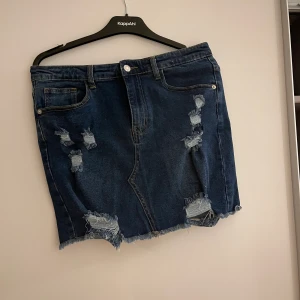 Jeans kjol från Pretty little thing - Storlek M. 100kr. Tajt och sitter fint på kroppen. 