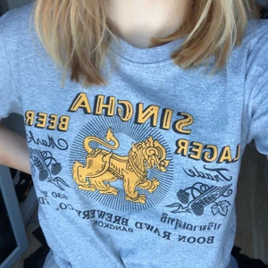 Öl tröja - En gråmelerad tröja med öl tryck. Säljs för att den inte kommer till användning. Står storlek S men skulle nog passa XS-M. 