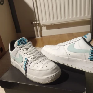 airforce 1 worldwide strlk 42 - Af1 worldwide med kartong cond 7.5/10.      Strlk 42 men 41 kan ju såklart använda.    Små flaws här och där. Köpare får testa. Möts i sthlm  (cash).    Pris går att disskuteras men inga skambud.    Dessa skor är sjuka med weekday byxor 💥💥💯