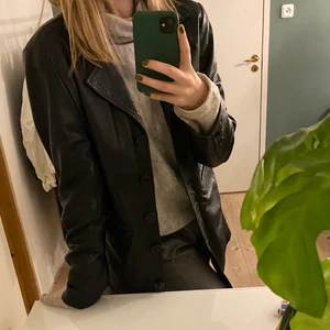 Äkta skinnkappa - Säljer denna jätte coola skinn kappa då jag inte använder den så mycket längre! Bara att höra av sig för fler bilder!💕 Inköpt second hand och är oversize på mig som vanligtvis är en s/m!