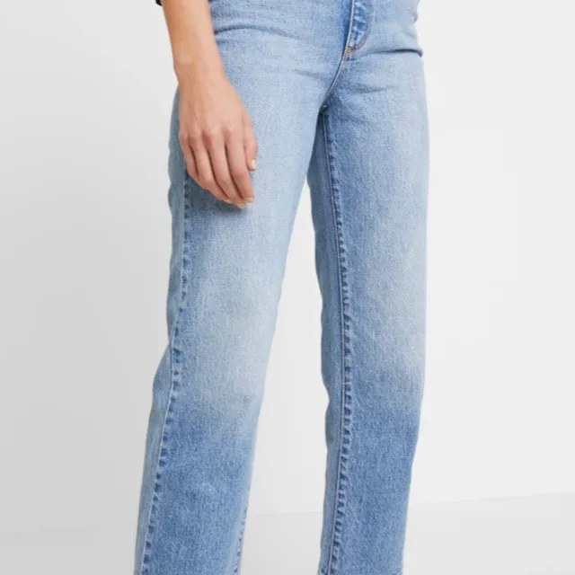 Jeans i rak modell, sparsamt använda. Passar till allt 🤩. Jeans & Byxor.