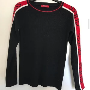 Guess tröja  - Säljer min Guess tröja då den inte kommer till användning. Nypris: 699kr