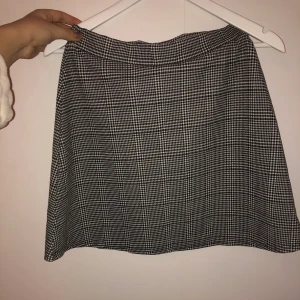 Rutig kjol - En superfin rutig kjol som tyvärr inte har blivit använd av mig då den inte riktigt var min stil. Det är små rutor och tyget är stretchigt. Kjolen är från Boohoo och den är skönt material! 