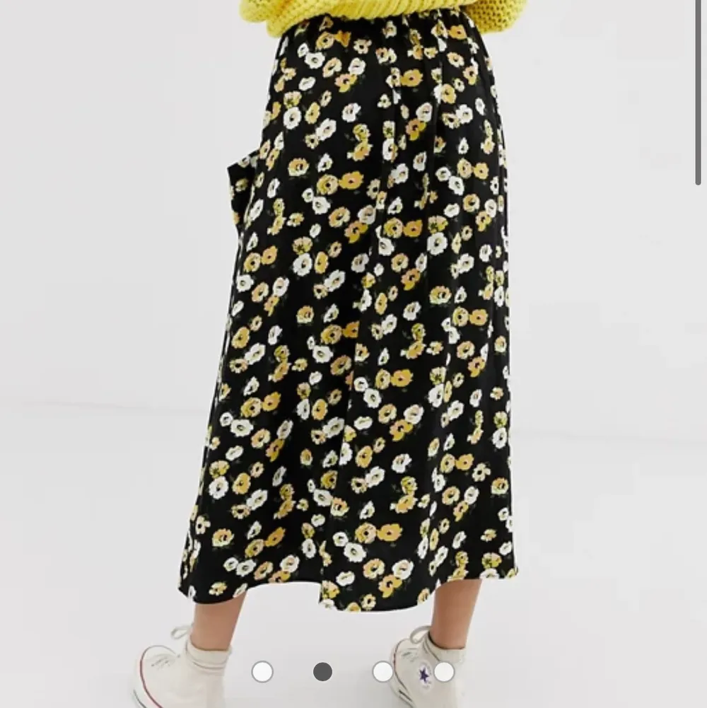 Jättefin somrig kjol köpt från asos för 410kr inför midsommar. Väldigt flowy och skön och har fickor!! Perfekt för sommaren. . Kjolar.