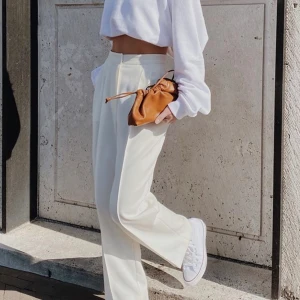 Vit croppad sweatshirt  - Säljer min helt nya vita sweatshirt! Fint material. Köptes för 499. Buda i kommentarerna. 