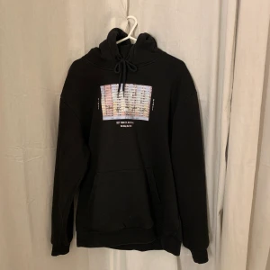 Hoodie  - Hoodie med tryck från H&Ms killavdelning, bra skick🤎